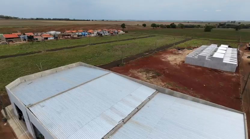 Galpões comerciais em construção